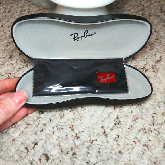 Ray-Ban Black Eyeglass Case & New Cleaning Cloth - Picture 8 of 11